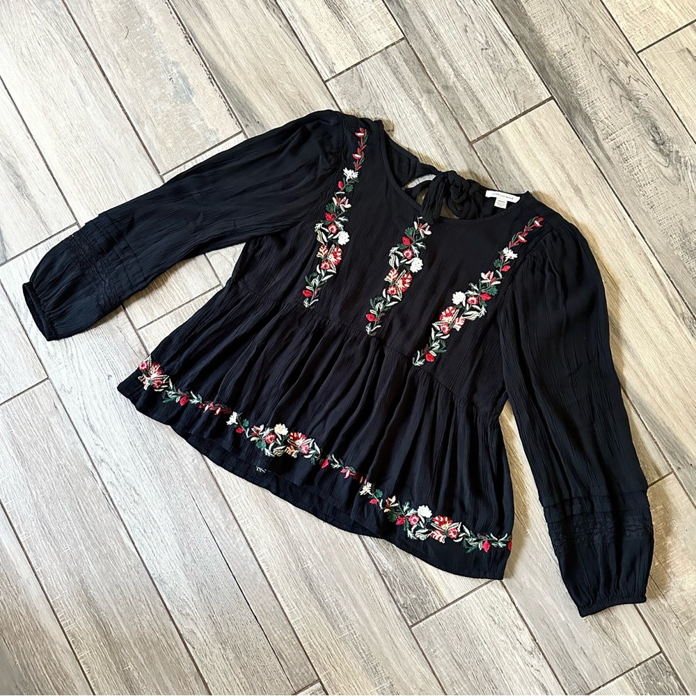 American Eagle Embroidered Boho top size M